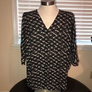 Olive and Oak ladies black & white V neck blouse